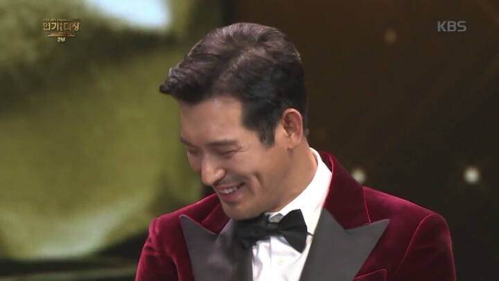 [KBS연기대상] 오지호와 베스트커플상 타러 나와서 송중기만 바라보는 아역배우 허정은.jpg | 인스티즈