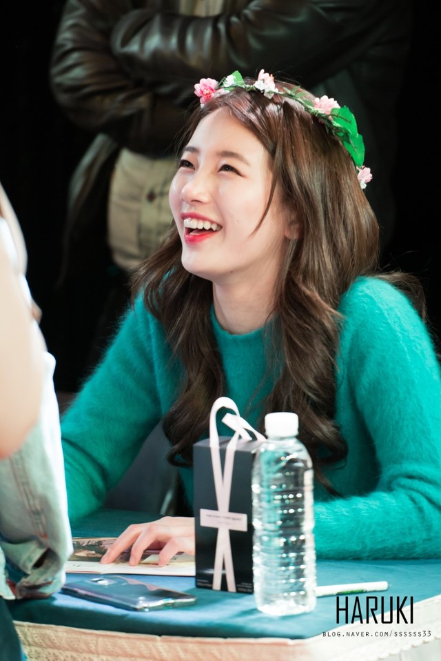 사인회에서 아이컨택 해주는 수지.gif | 인스티즈