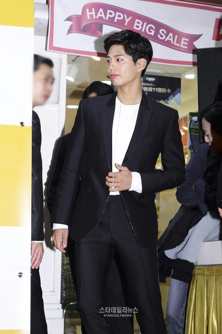박보검 오늘자 명동에서 기사 사진.jpg | 인스티즈