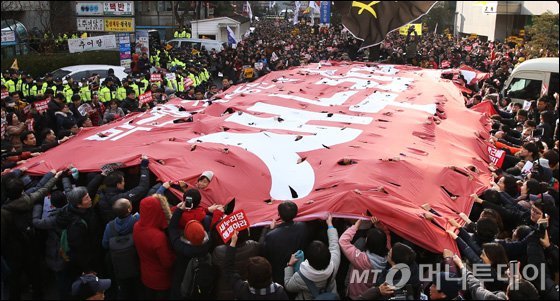 갈갈이 찟기는 새누리당 깃발 | 인스티즈