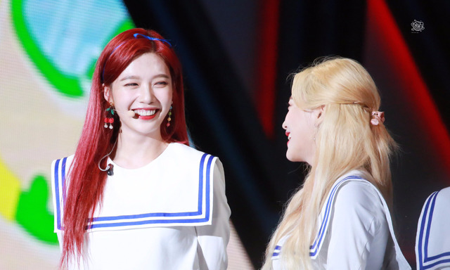눈웃음이 예쁜 레드벨벳 조이..jpgif | 인스티즈