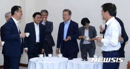 [문재인외] 티 타임하는 문 대통령과 참모진 | 인스티즈