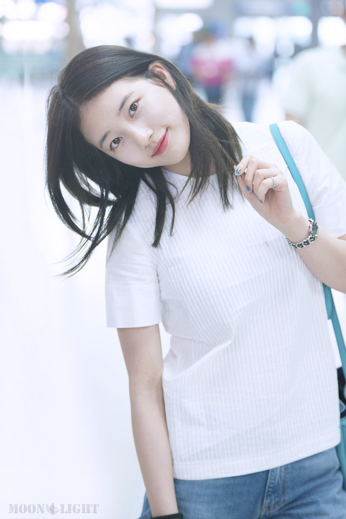 공항에서 만난 어머님이 사진 찍자니까 포즈 취하는 수지 | 인스티즈