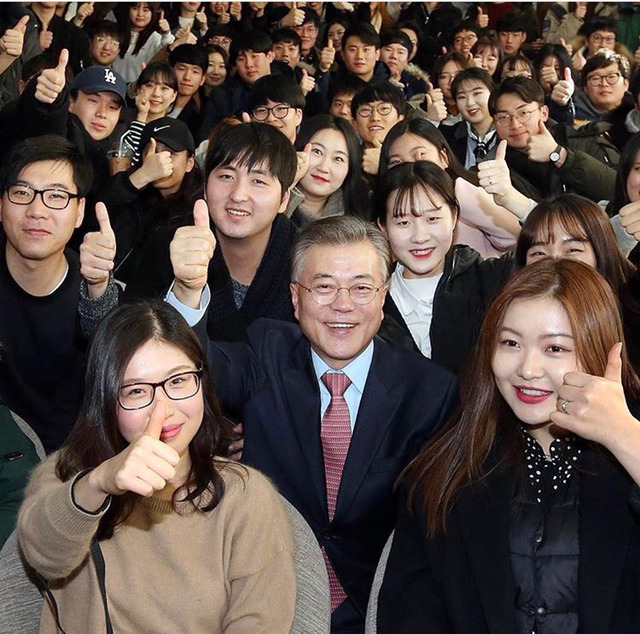 결전의 날을 하루 앞두고 지지자들이 하는 응원의 말을 리트윗하는 문재인의 심정은 어떨까 | 인스티즈