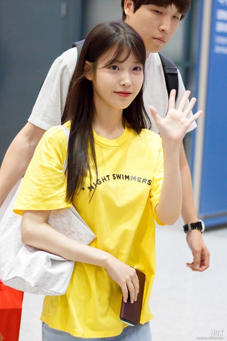 노랑 노랑한 아이유 인천공항 입국사진. png | 인스티즈