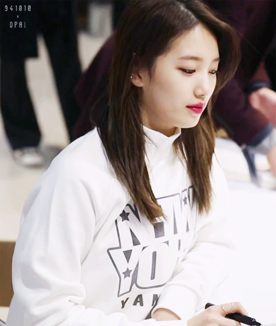 사인회에서 아이컨택 해주는 수지.gif | 인스티즈