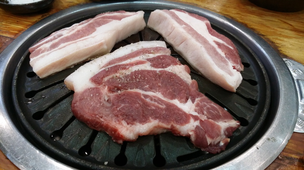 꿀꿀이통돼지왕소금구이 이미지