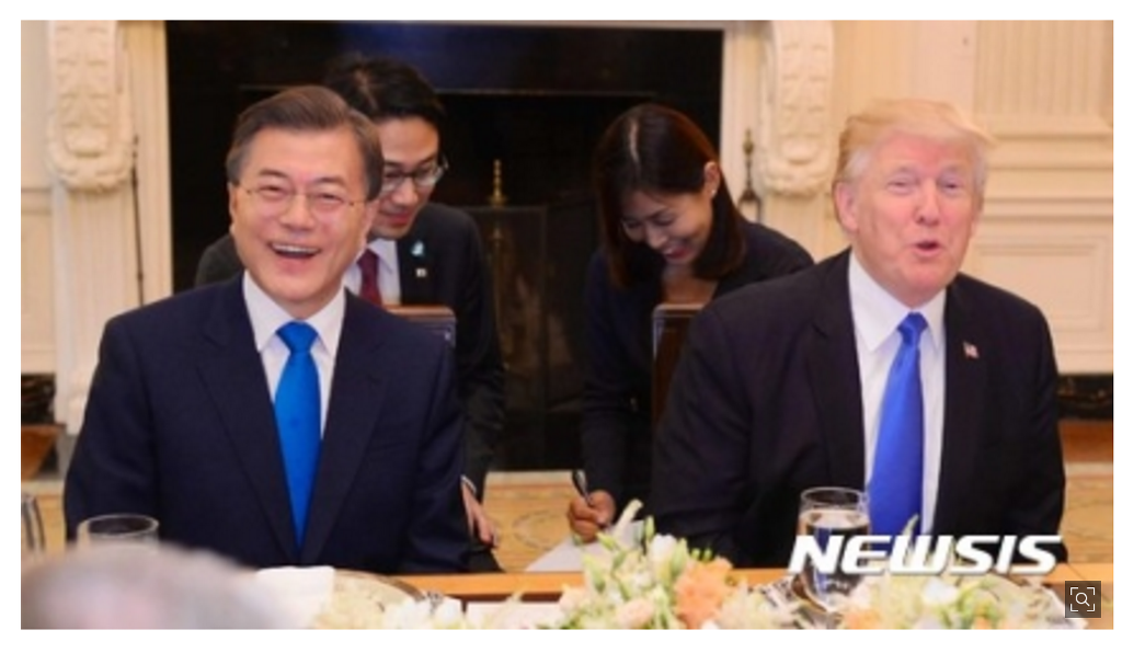 문통.....미 육·해·공·해병대 합동으로 이뤄진 의장대의 도열을 받음 | 인스티즈