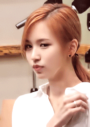 [트와이스] 흰 셔츠입고 목터치하는 미나.gif | 인스티즈