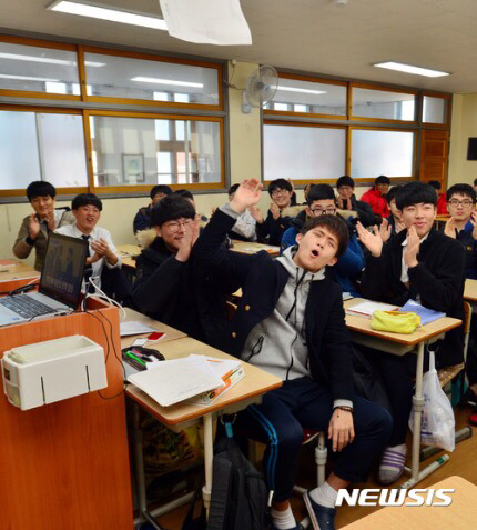 탄핵에 기뻐하는 우리나라의 미래들.jpg | 인스티즈