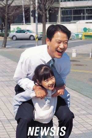 항상 행복한 해피바이러스 임종석 비서실장.jpgif (데이터주의) | 인스티즈