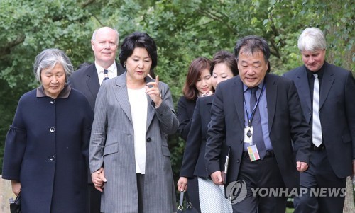 윤이상 제자들과 묘지 둘러보는 김정숙 여사 .jpg | 인스티즈
