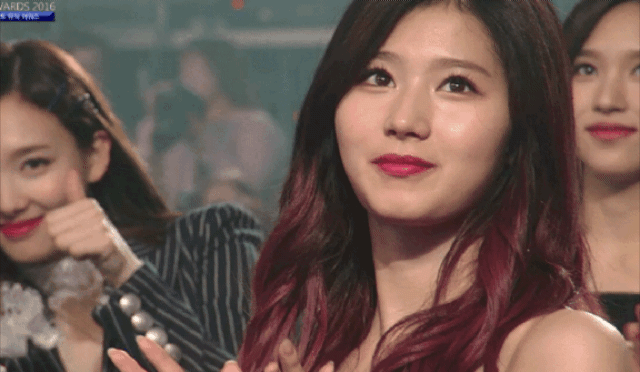 오늘자 사나 안광.gif | 인스티즈