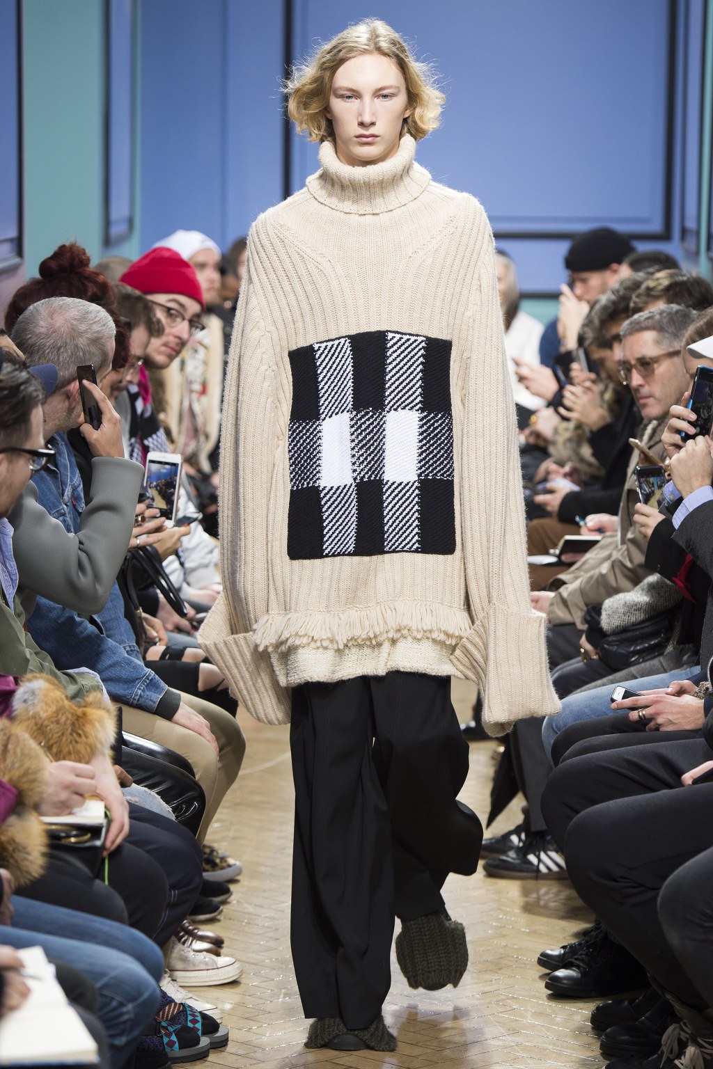 로에베 수석 디자이너 J.W Anderson 2017.18 F/W 남성복 컬렉션 | 인스티즈