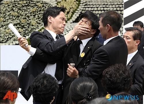 매우 매우 치졸하다고 생각하는 이명박의 모습 | 인스티즈