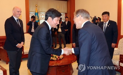 인판티노 피파 회장 접견한 문재인 대통령 .jpg | 인스티즈