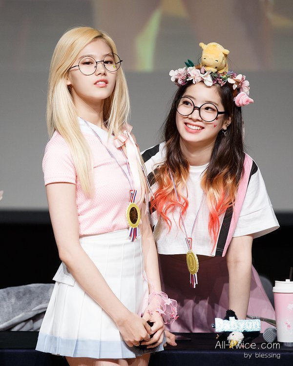 취향 저격하는 사나 | 인스티즈