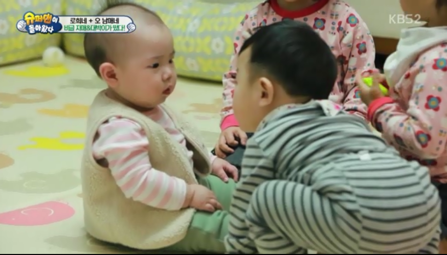 [슈돌] 대박이가 여동생을 돌보는 방법 ㄷㄷㄷ JPG | 인스티즈