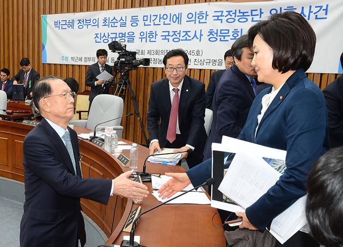 청문회 끝난후 박영선 의원에게 악수 청하는 김기춘ㄷㄷㄷ | 인스티즈