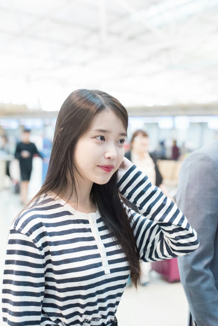 단가라 정석으로 코디한 아이유.jpg | 인스티즈