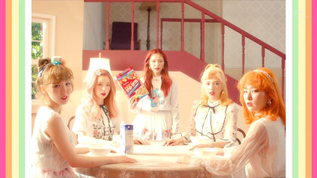 레드벨벳 러시안룰렛 뮤비와매우비슷하다는소리듣고 있는 아이오아이 신곡뮤비 .jpg | 인스티즈