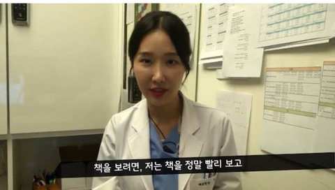 쿨내 진동하는 50대 동안 여의사..그리고 딸.jpg | 인스티즈