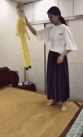 혼자서도 잘 노는 여자.gif | 인스티즈