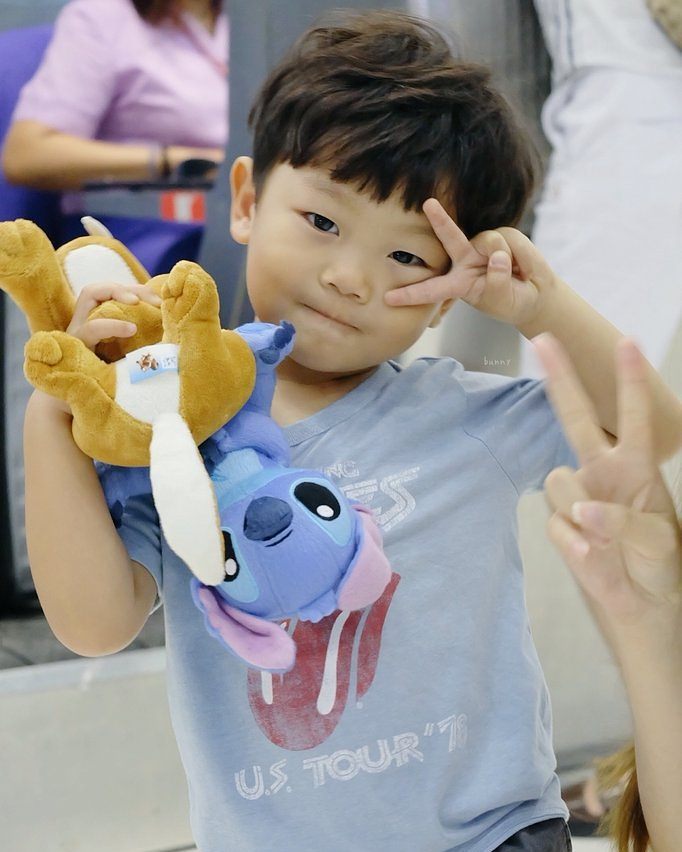 공항에서 찍덕한테 팬서비스해주는 시안이...jpg | 인스티즈