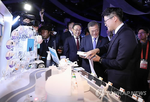 문재인 대통령 코엑스 중소벤처기업부 출범식 참석 "대통령님 한번 안아주세요." | 인스티즈