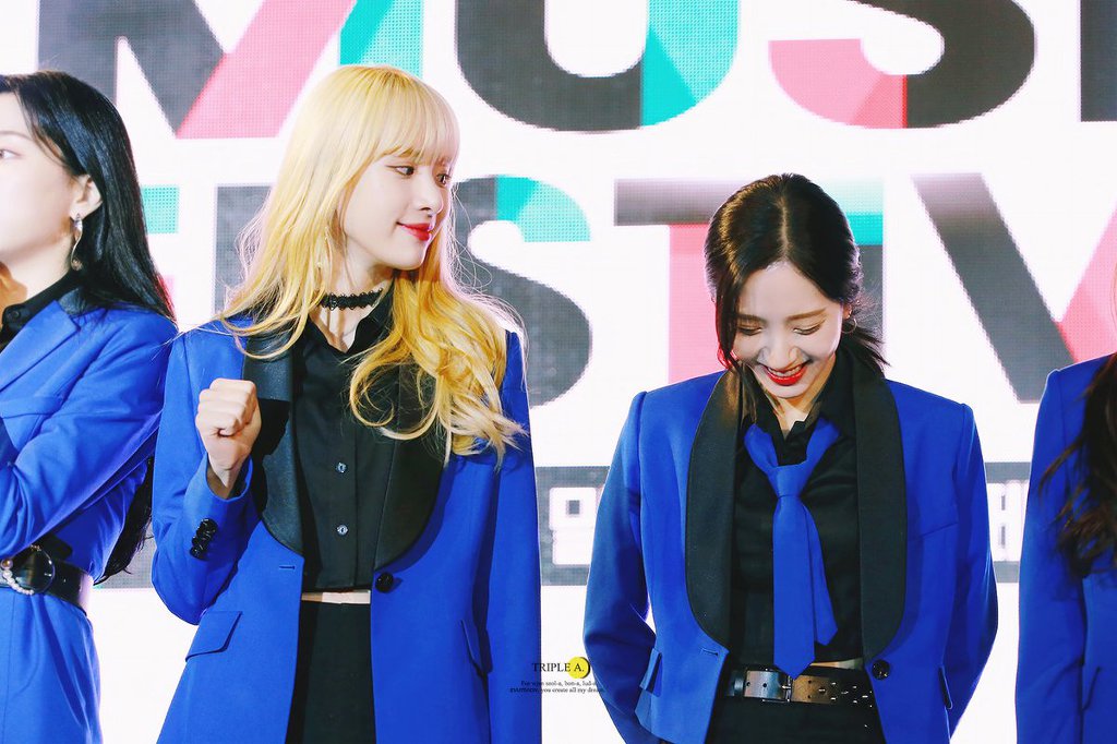 어깨노출하는 우주소녀 보나 ㄷㄷㄷ.gif | 인스티즈