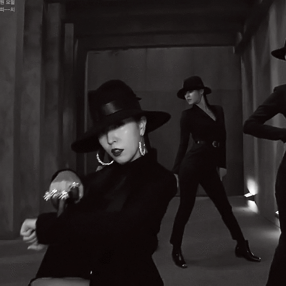 보아의 유리천장 걷는 것 같은 안무를 거꾸로 돌려 보았다.gif | 인스티즈