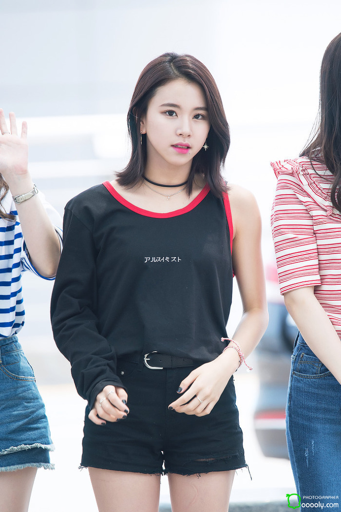 트와이스 채영의 옷태 잘나는 직각어깨.jpg | 인스티즈