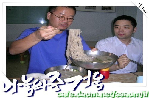 수줍어하는 그를 놀이터에 풀어놨다 | 인스티즈