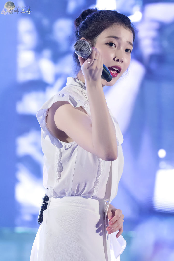 여전히 귀여운 똥머리 아이유.jpg | 인스티즈