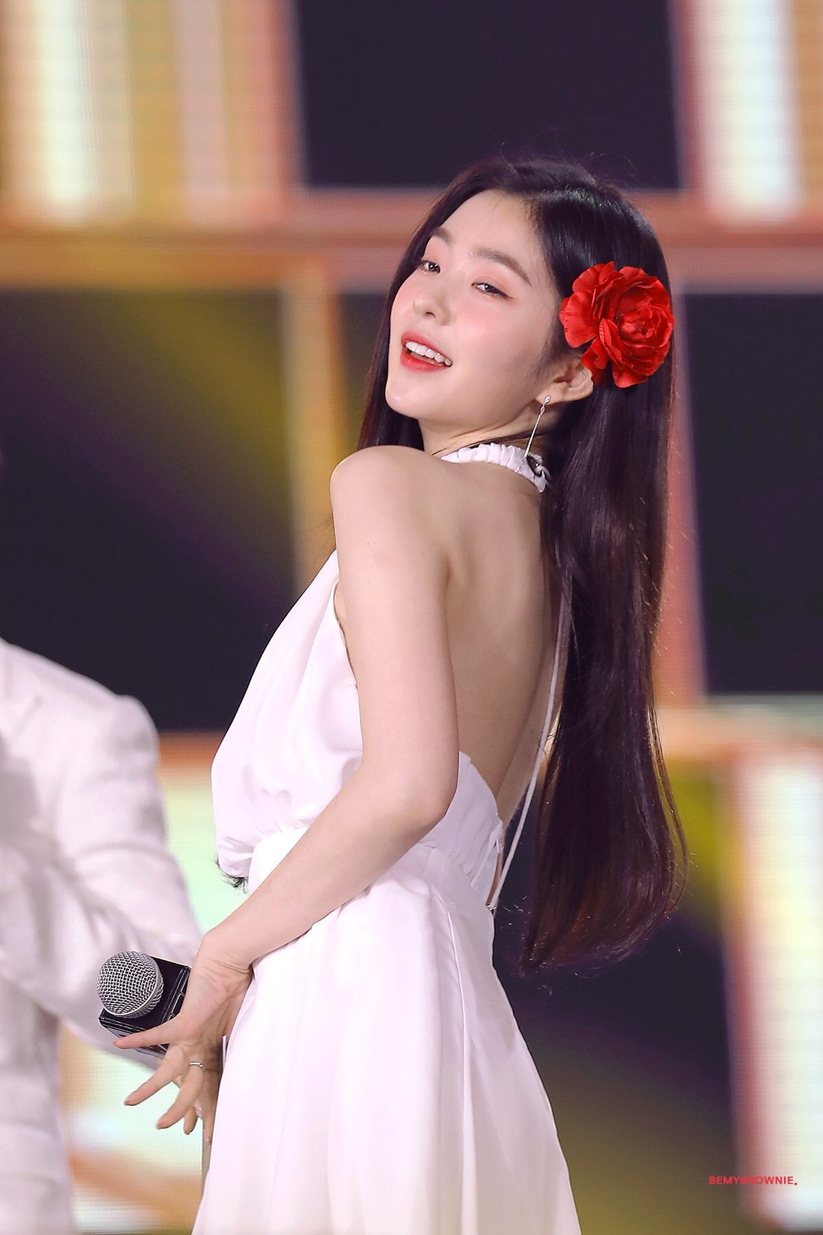 머리에 꽃을 단 아이린.jpgif | 인스티즈