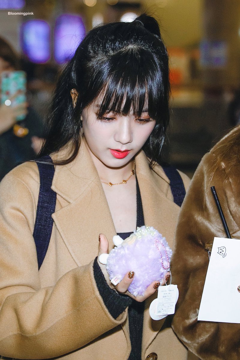 반묶음머리가 잘어울리는 블랙핑크 지수.jpgif | 인스티즈