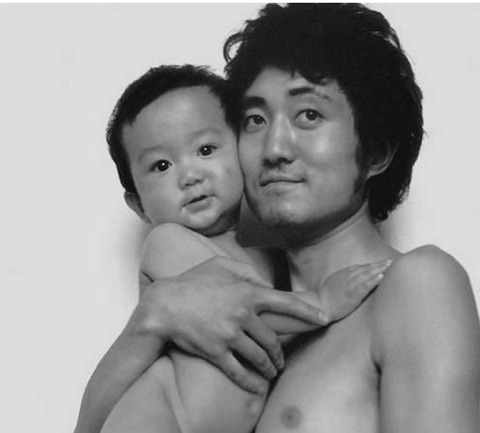 무려 27년간 매년 아들과 같은 사진을 찍은 아버지 | 인스티즈