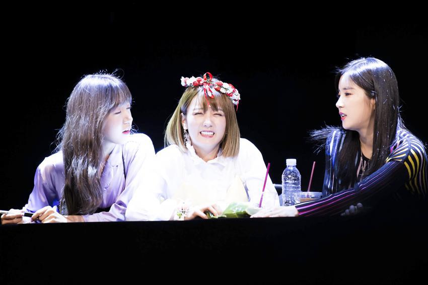 화관 쓴 에이핑크 멤버들.jpg | 인스티즈
