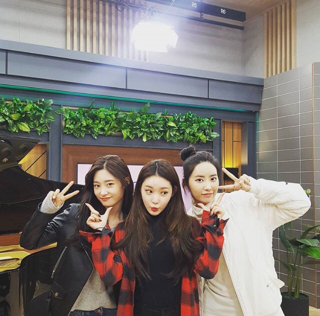 라디오 진행하는 청하.jpg | 인스티즈