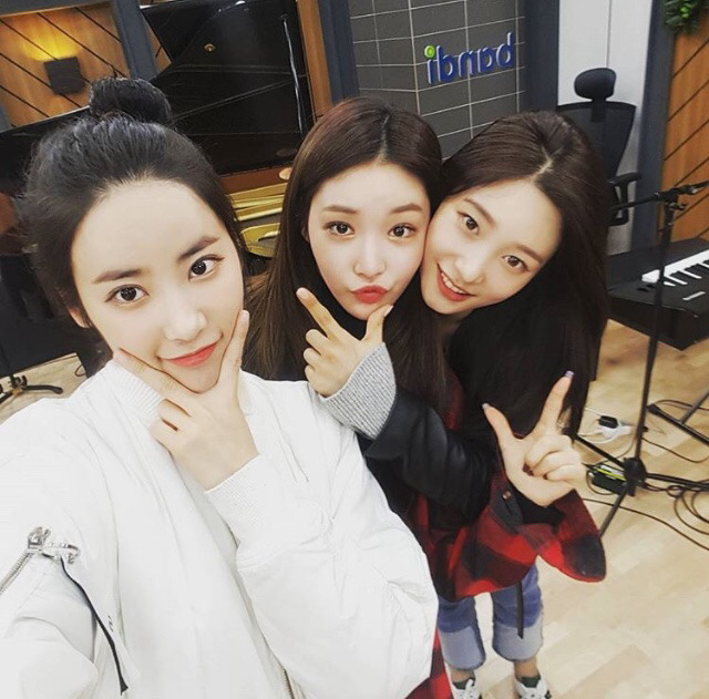 라디오 진행하는 청하.jpg | 인스티즈