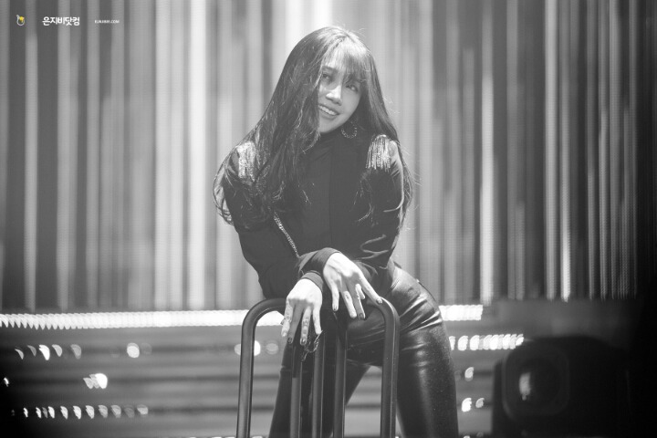 손나 가죽 바지.gif | 인스티즈