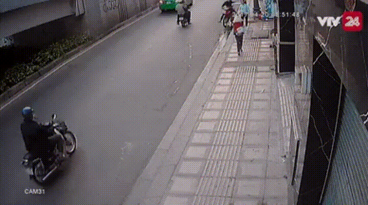 역주행해서 오토바이 박아버리는 택시.gif | 인스티즈