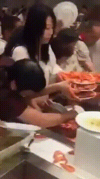 태국 호텔에서 민폐라고 난리 난 중국인들의 뷔페 매너. gif | 인스티즈