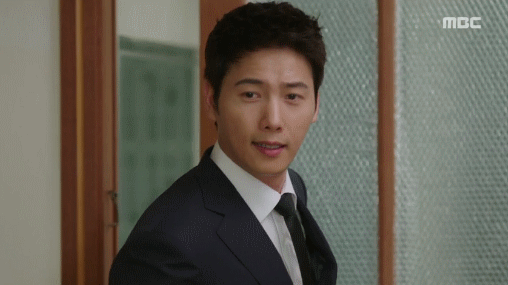 고딩과 인기 아이돌이 의붓형제로 처음 만나는 자린데 눈빛 땜에 멜로적 모먼트 됨.gif | 인스티즈