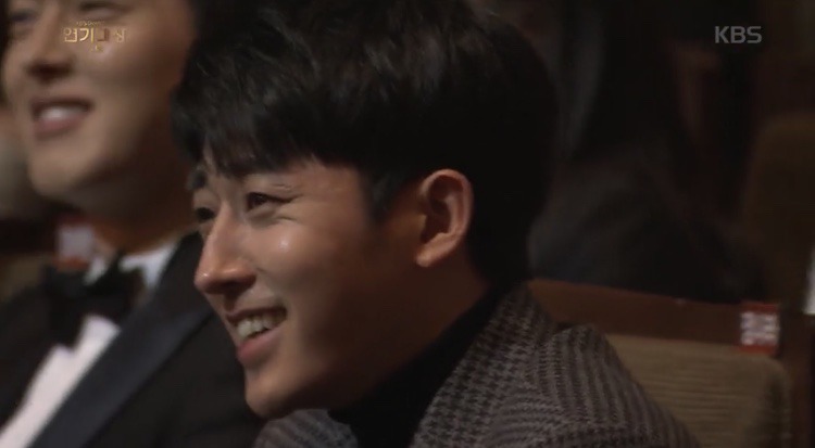 KBS시상식) 장나라를 현실남편 눈빛으로 쳐다보는 손호준.JPG | 인스티즈