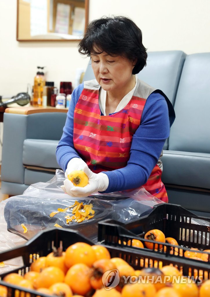 기자들에게 곶감 선물한 김정숙여사님 | 인스티즈