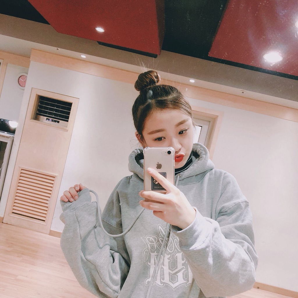 [에이프릴] 아침부터 꽤나 추운 것 같아서 진솔이 | 인스티즈