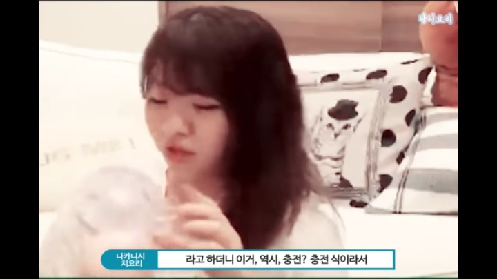[프듀48] 쇼룸에서 최예나한테 선물받은 썰푸는 치요리.jpg (발캡쳐주의) | 인스티즈