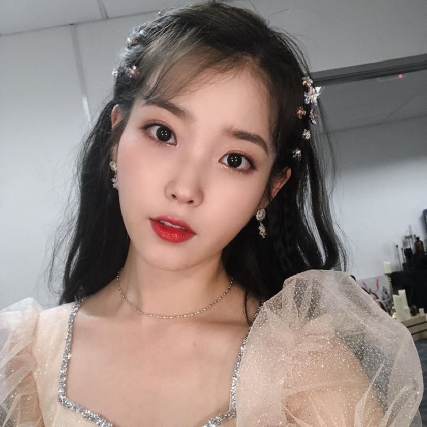 머리핀 자랑하는 아이유.jpgif | 인스티즈
