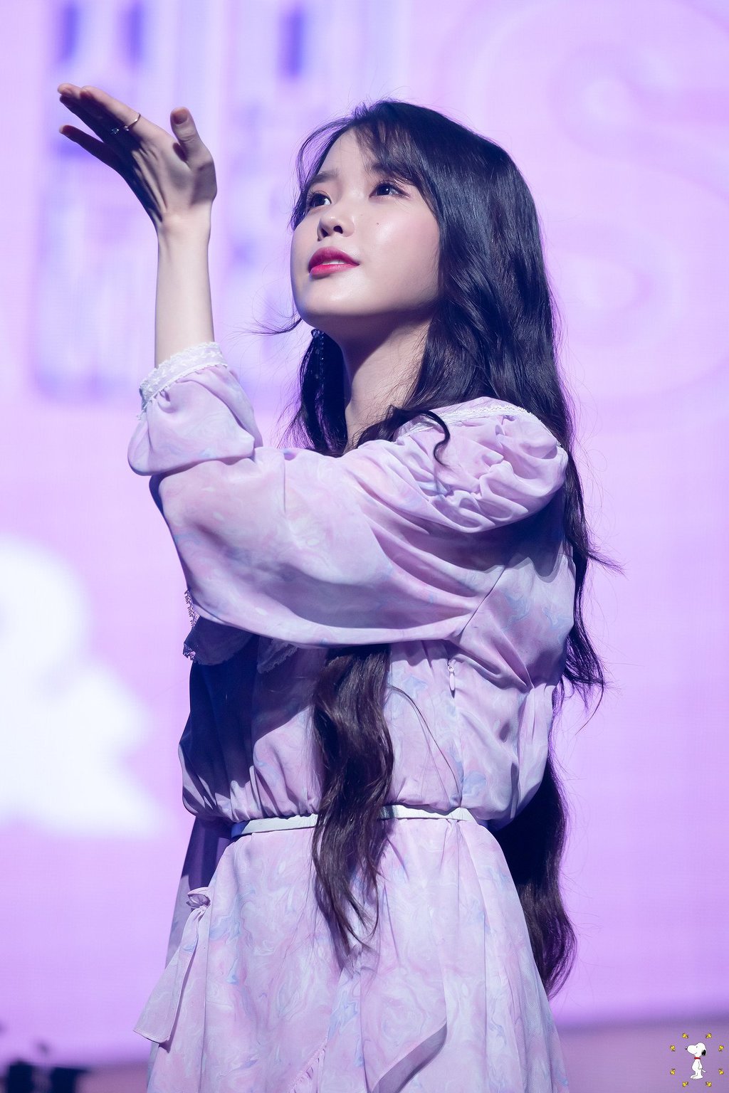 손키스 날리는 아이유.jpg | 인스티즈